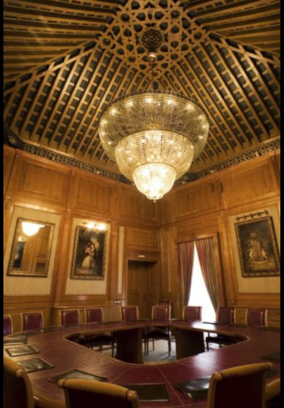 Artesonado de madera y empanelado de sala institucional