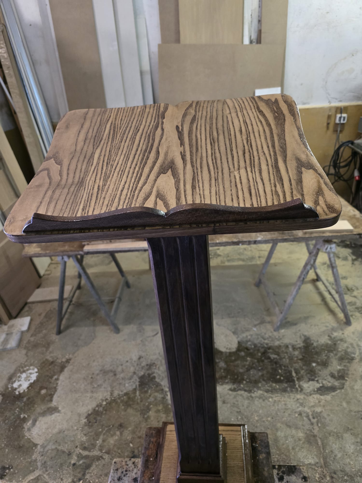 Detalle de mesa de lectura de atril en madera veteada