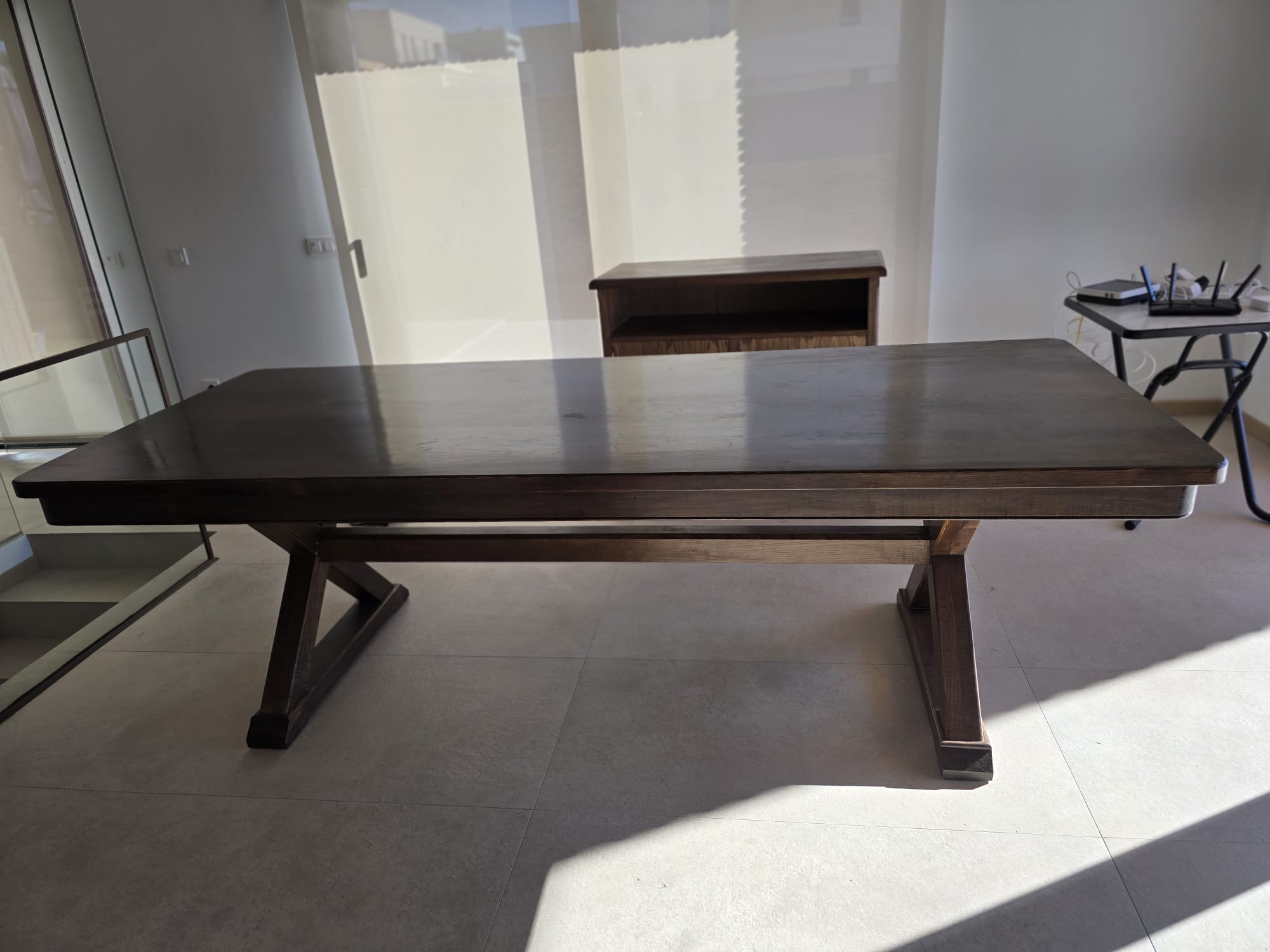 Gran mesa de comedor en madera maciza con patas en aspa