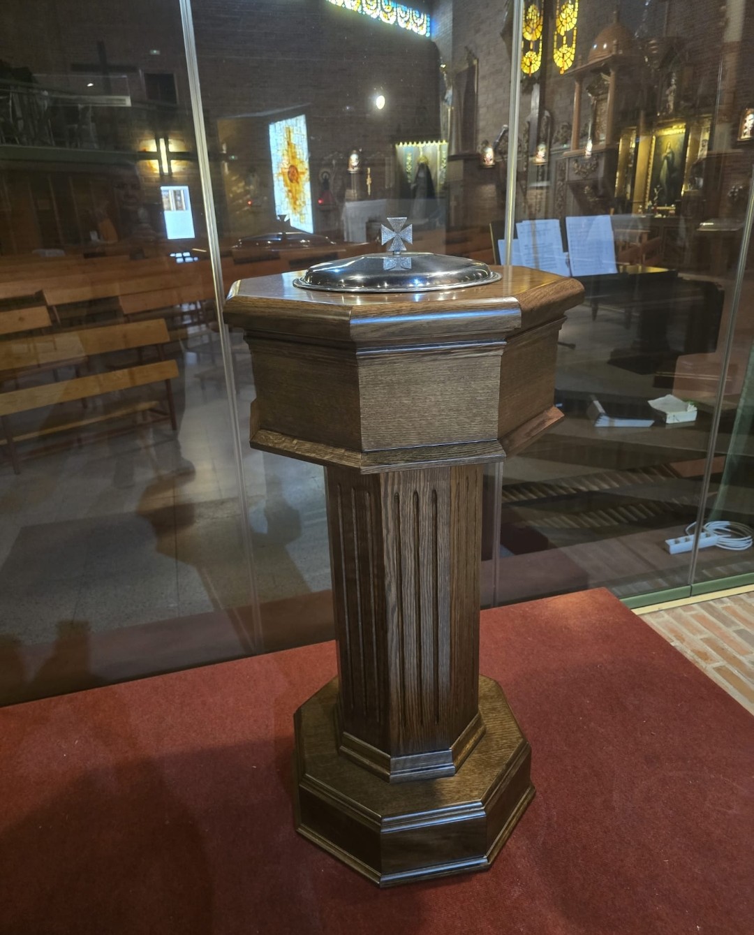 Pila bautismal octogonal en madera maciza