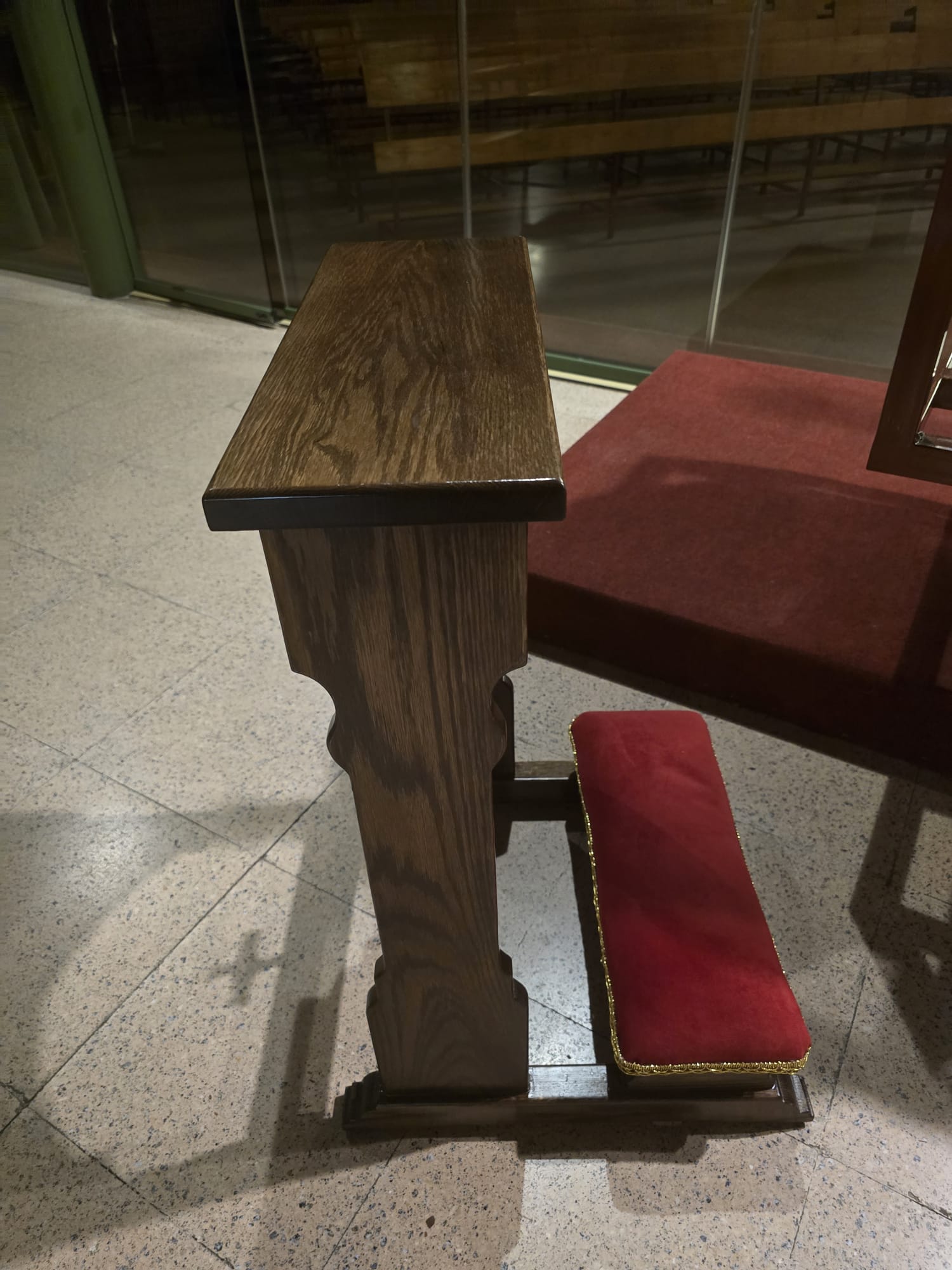 Reclinatorio clásico de madera maciza