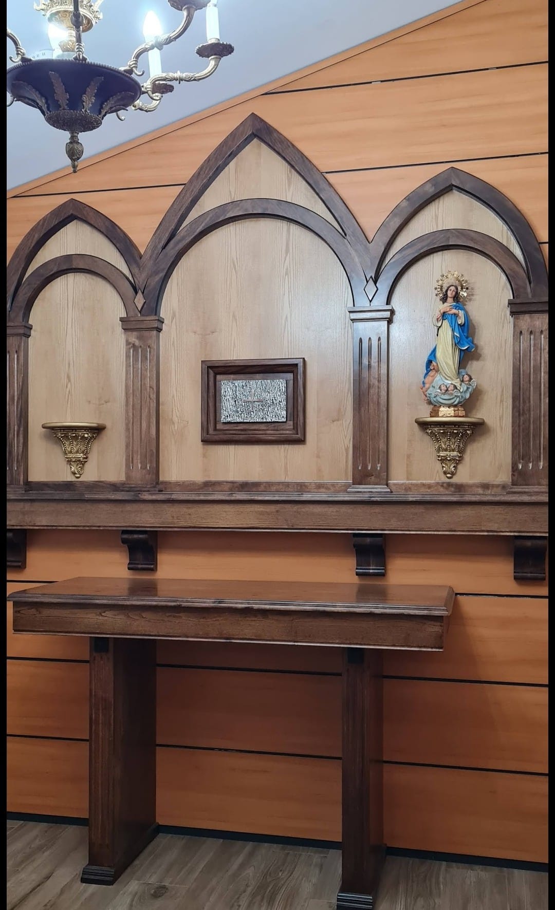 Retablo y altar en madera con arcos ojivales
